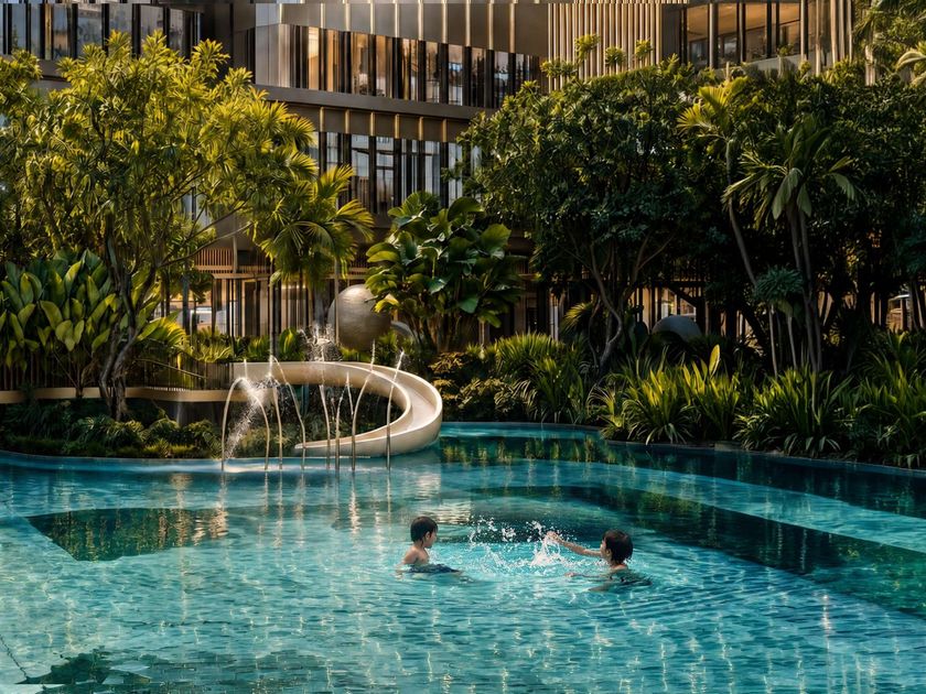 Hồ bơi nông dành cho trẻ em viền quanh bằng cây xanh